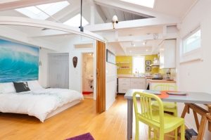 Пластиковая дверь-гармошка, движущаяся вдоль полукруглой направляющей Пластиковая дверь-гармошка, движущаяся вдоль полукруглой направляющей