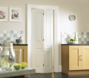 Складная дверь выполнена из натурального дерева Складная дверь выполнена из натурального дерева