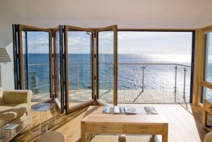 Стеклянная стена-гармошка между комнатой и балконом Стеклянная стена-гармошка между комнатой и балконом