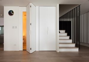 Ламинированная дверь в санузел, выполненная из МДФ Ламинированная дверь в санузел, выполненная из МДФ