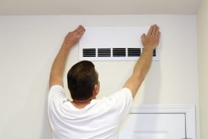 Для устройства естественной вентиляции канального типа необходимо сделать в стенах и перекрытиях систему воздуховодов