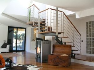 Конструкцию лестницы выбирают исходя из её предназначения и наличия свободного пространства в помещении Конструкцию лестницы выбирают исходя из её предназначения и наличия свободного пространства в помещении