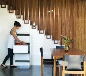 Пространство под лестницей можно обустроить с пользой Пространство под лестницей можно обустроить с пользой