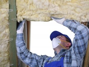 Расстояние между распорками каркаса должно быть чуть меньше ширины утеплителя для максимально плотной укладки Расстояние между распорками каркаса должно быть чуть меньше ширины утеплителя для максимально плотной укладки