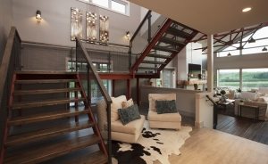 Просторная маршевая поворотная лестница с площадкой Просторная маршевая поворотная лестница с площадкой