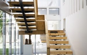 Маршевая поворотная лестница на металлическом косоуре Маршевая поворотная лестница на металлическом косоуре