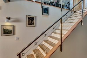 Балюстрада и поручни лестницы обустроены с применением металлической трубы Балюстрада и поручни лестницы обустроены с применением металлической трубы