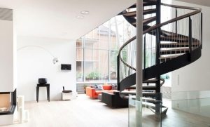 Винтовая лестница не занимает много пространства