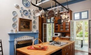 В летней кухне обустроен камин, который можно использовать для отопления в зимнее время года В летней кухне обустроен камин, который можно использовать для отопления в зимнее время года