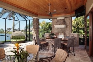 Открытая летняя кухня построена с использованием кирпича, камня и дерева Открытая летняя кухня построена с использованием кирпича, камня и дерева