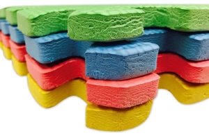 Распространенный размер плиток мягкого пола - 30х30 см с толщиной 9, 10 или 12 см Распространенный размер плиток мягкого пола - 30х30 см с толщиной 9, 10 или 12 см