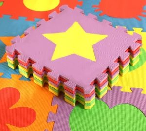 Модульный набор плиток-пазлов облегчает процесс укладки покрытия и позволяет менять их расположение каждый день Модульный набор плиток-пазлов облегчает процесс укладки покрытия и позволяет менять их расположение каждый день