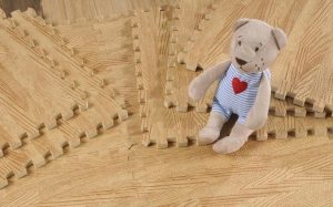 Пол в комнате подростка можно оформить пазлами с рисунком, имитирующим дерево или ламинат Пол в комнате подростка можно оформить пазлами с рисунком, имитирующим дерево или ламинат