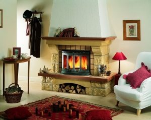 Живой огонь в камине делает атмосферу в доме особенно уютной Живой огонь в камине делает атмосферу в доме особенно уютной