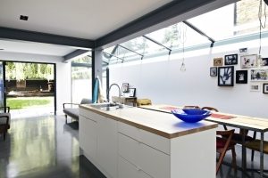 В отделке потолка использовано сочетание белого и темно-серого цветов В отделке потолка использовано сочетание белого и темно-серого цветов