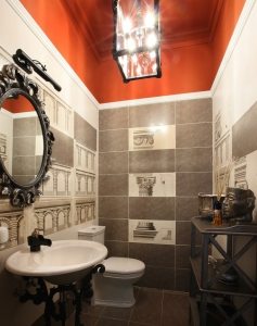 Потолок в ванной окрашен ярко-красной акриловой краской Потолок в ванной окрашен ярко-красной акриловой краской