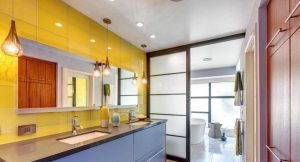 Материал для отделки потолка ванной комнаты выбирают не только из эстетических соображений, но и учитывая его влагостойкость и долговечность Потолок в ванной комнате: какой выбрать материал для его оформления