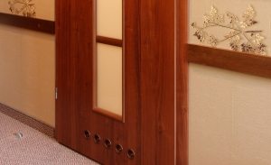 Для обеспечения эффективной вентиляции помещений, в межкомнатных дверях устанавливают вентиляционные отверстия