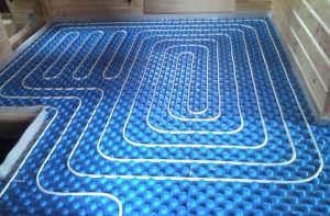 Теплый водяной пол смонтирован с использованием специальных матов Теплый водяной пол смонтирован с использованием специальных матов