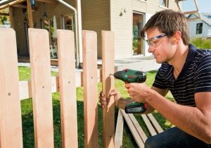 Основное назначение шуруповерта – вкручивание или выкручивание элементов крепления Основное назначение шуруповерта – вкручивание или выкручивание элементов крепления