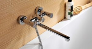 При выборе смесителя для душа и ванны наряду с эстетическими характеристиками необходимо учитывать его удобство и надежность в эксплуатации Смесители с душем для ванной с длинным изливом