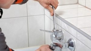 Установку смесителя для ванны и душа лучше доверить специалистам Установку смесителя для ванны и душа лучше доверить специалистам