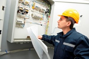 Стационарные стабилизаторы подключаются к распределительному щитку, а локальные - непосредственно с электроприборам Стационарные стабилизаторы подключаются к распределительному щитку, а локальные - непосредственно с электроприборам