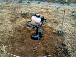 Для рытья отверстий используется специальный колонковый бур