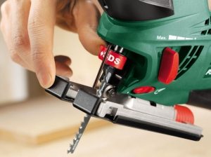 Режущее полотно (пилка) фиксируется специальным держателем Режущее полотно (пилка) фиксируется специальным держателем