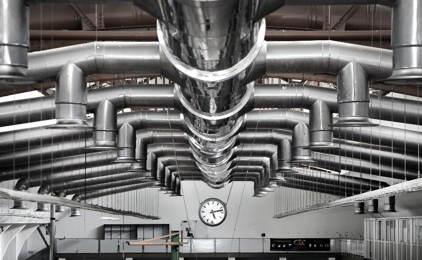 Вентиляционная система производственного помещения смонтирована из металлических труб