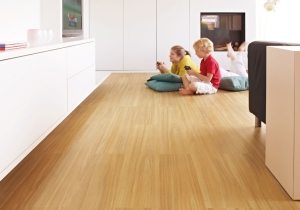 Верхний декоративный слой винилового покрытия может имитировать камень, дерево, плитку, ламинат или иметь любой другой рисунок Верхний декоративный слой винилового покрытия может имитировать камень, дерево, плитку, ламинат или иметь любой другой рисунок