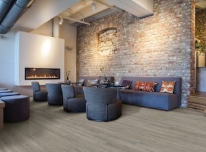 Виниловый ламинат не боится царапин и трещин, на нем не образуются вмятины от ножек мебели Виниловый ламинат не боится царапин и трещин, на нем не образуются вмятины от ножек мебели