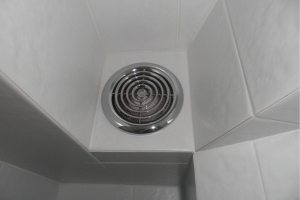 Декоративные решётки для вытяжки в ванной можно выбрать под любой интерьер