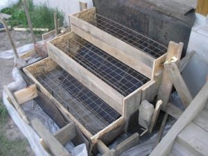 Обычно опалубка для крыльца из бетона выше основной конструкции на 30 cм