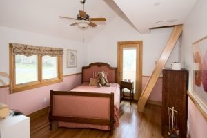 Приставная деревянная лестница в детской комнате Приставная деревянная лестница в детской комнате