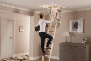 Одна из частей складной лестницы крепится к поверхности люка Одна из частей складной лестницы крепится к поверхности люка