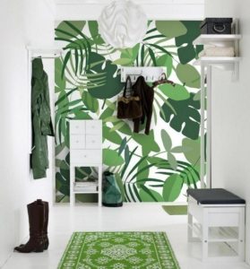 Глянцевая поверхность стен, пола и потолка зрительно увеличит площадь небольшой по размерам прихожей Глянцевая поверхность стен, пола и потолка зрительно увеличит площадь небольшой по размерам прихожей