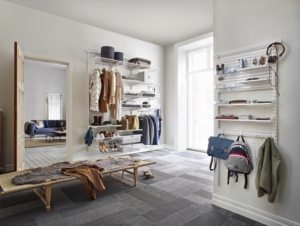 В большой по площади прихожей выигрышно смотрятся матовые поверхности стен, потолка и напольного покрытия В большой по площади прихожей выигрышно смотрятся матовые поверхности стен, потолка и напольного покрытия