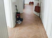 В качестве напольного покрытия в прихожей практичным решением будет использование плитки В качестве напольного покрытия в прихожей практичным решением будет использование плитки