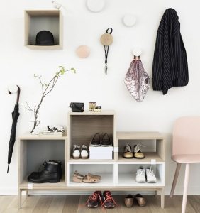 Вместо шкафа можно использовать необычные полки, тумбочки и крючки для одежды Вместо шкафа можно использовать необычные полки, тумбочки и крючки для одежды