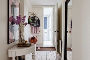 Обязательным элементом интерьера прихожей считается зеркало Обязательным элементом интерьера прихожей считается зеркало