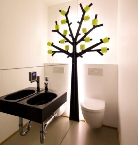 Зеркальная стена сделает пространство маленького туалета в два раза больше Зеркальная стена сделает пространство маленького туалета в два раза больше