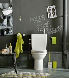 Стены туалета можно оформить надписями, сделанными собственноручно Стены туалета можно оформить надписями, сделанными собственноручно