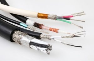 Подходящий кабель выбирают исходя из потребляемой мощности электроприборов