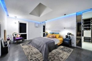 Светящийся по периметру ореол создает ощущение парения потолка в воздухе, невесомости Светящийся по периметру ореол создает ощущение парения потолка в воздухе, невесомости