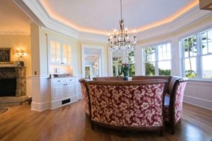 Профилю для парящих натяжных потолков легко придать любую форму Профилю для парящих натяжных потолков легко придать любую форму