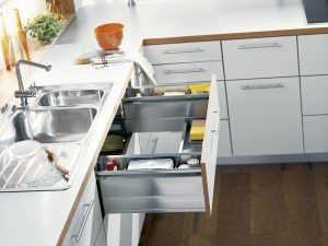 Функциональные выдвижные ящики с отверстием посередине оставляют пространство для оборудования мойки измельчителем пищевых отходов