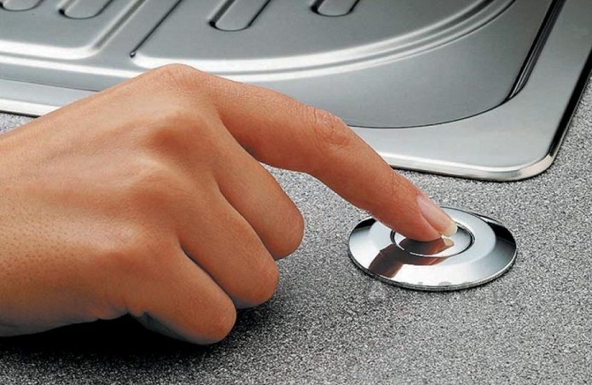 Кнопка для включения измельчителя встроена в столешницу рядом с кухонной раковиной