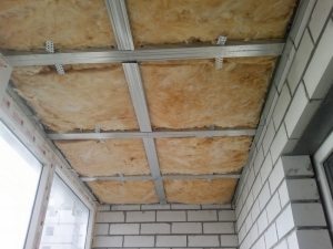 Утеплитель уложен в каркас потолка для последующей обшивки