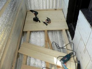 Обустройство пола на балконе с использованием деревянных лаг и досок